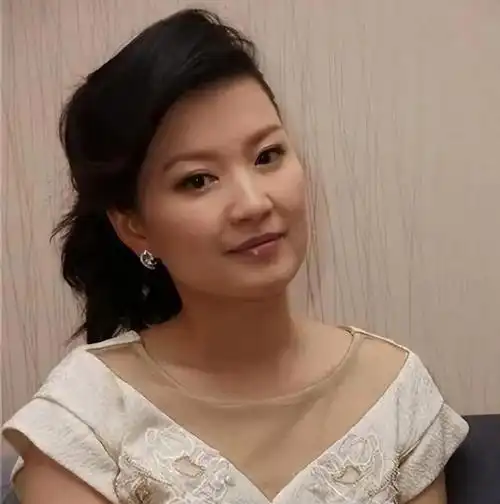 但宴会上的陈蓉,丝毫没有顾及自己东方卫视主持人的官方身份,甚至有些