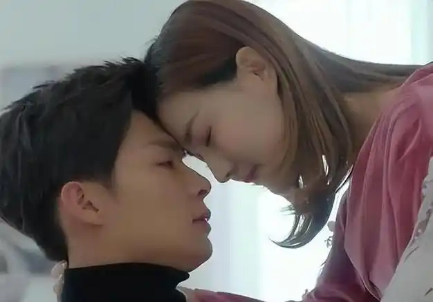 和小五岁的吴崇轩一起逛街,两人以前合作过|乔任梁|胡冰卿|姐弟恋