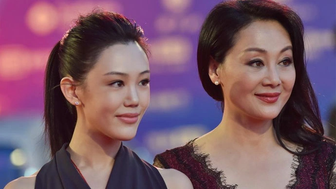 王姬和女儿高丽雯同台演唱《夜来香》十分动听,母女俩真好看