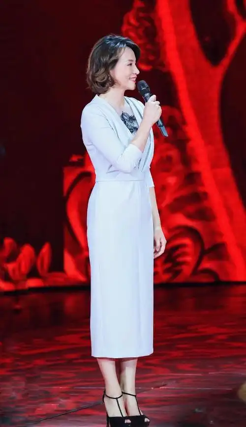 董卿气质感厉害,穿淡蓝色深v领连衣裙大方优雅,不愧是著名主持