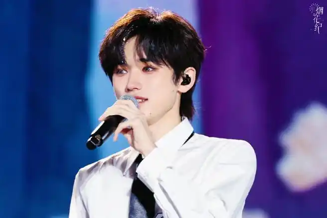 间楼演唱会##时代少年团演唱会##宋亚轩蓝色烟熏妆##宋亚轩翻唱蝴蝶