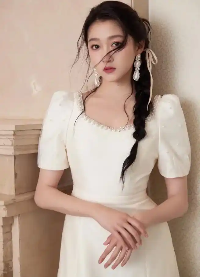 关晓彤工作室晒出一组活动造型,关晓彤一袭纯白连衣裙,扎着麻花 - 抖