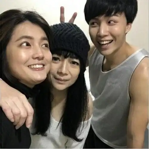 林瑞阳49岁前妻近照保养得当气质犹存与女儿合影似亲姐妹