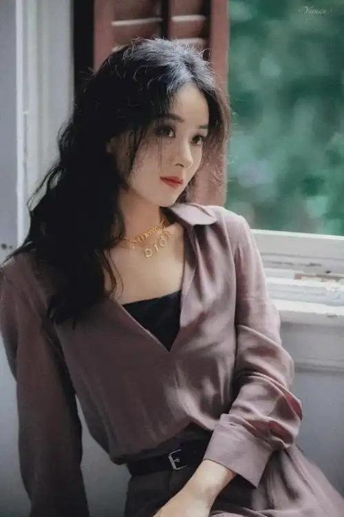 赵丽颖慵懒时尚大片美出新高度 卷发随性穿搭太好看!