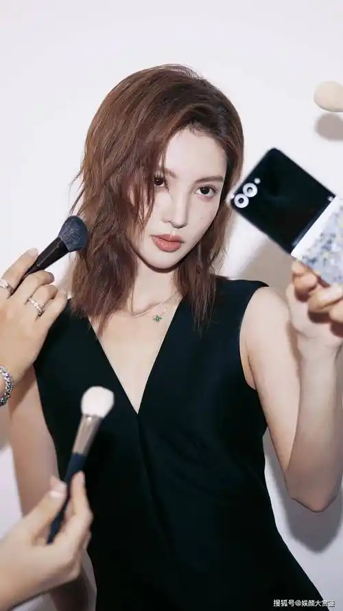 【金晨唯美写真】黑色v领短裙,甜美优雅,简约时尚_荣誉_造型_魅力