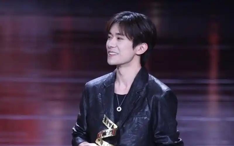 【戏客现场】易烊千玺#微博电影之夜# 领奖全程直拍!