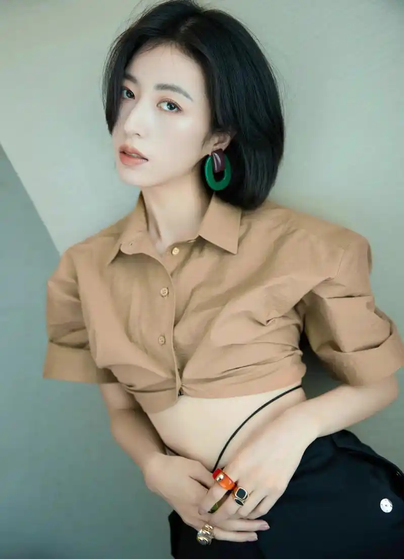 周雨彤的经典色彩之间的搭配.