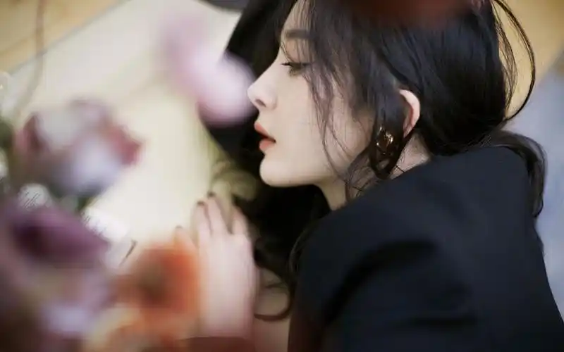 杨幂西装丝袜妩媚高清桌面壁纸_大陆明星_壁纸下载_美桌网