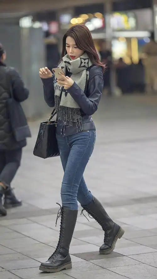 时髦的姑娘冬天穿高筒靴不仅保暖,还要搭配出时尚,提升气质