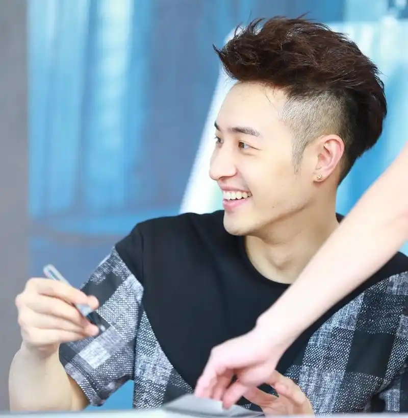 潘玮柏环抱吴昕做菜 为吴昕擦嘴偷偷亲吻唇印