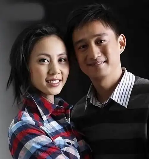 孙莉被黄磊追到手的时候才17岁,如今生下三娃,才知她的魅力在哪