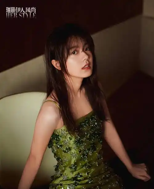 百媛大秀赵今麦微卷长发眼神深邃气质温柔迷人