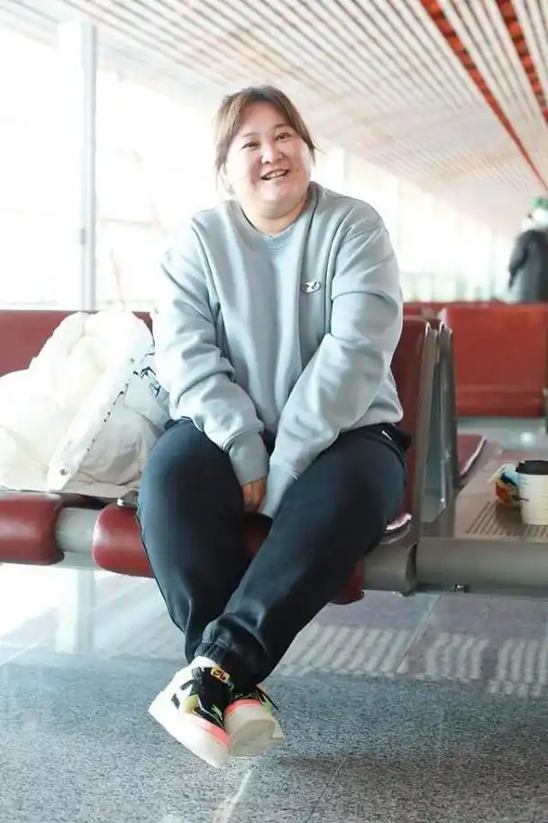 贾玲胖得挺可爱的穿灰色卫衣配束脚裤素颜也挺有吸引力的