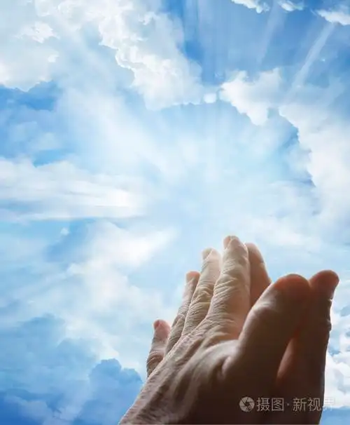 祷告的手在天空中