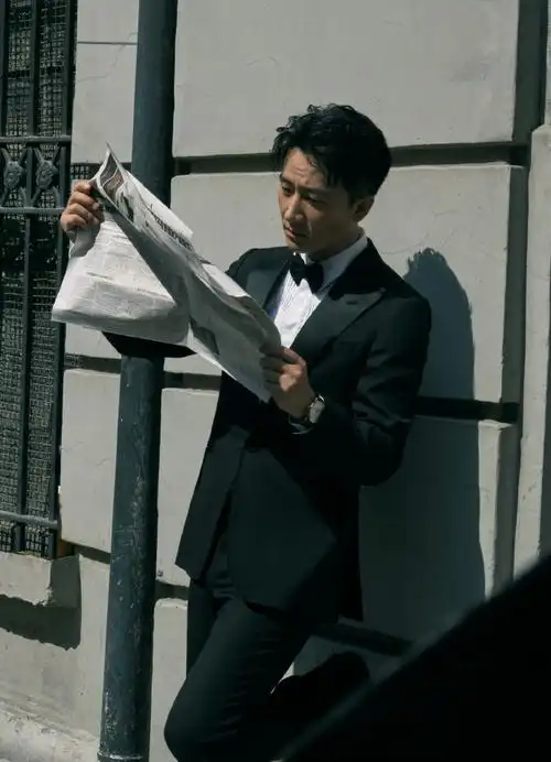 在最新释出的出发图中,黄轩身穿黑色简约风西装,手拿报纸,眸光深邃