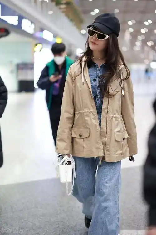 街拍:刘亦菲风衣搭配牛仔套装时髦利落_北京_机场