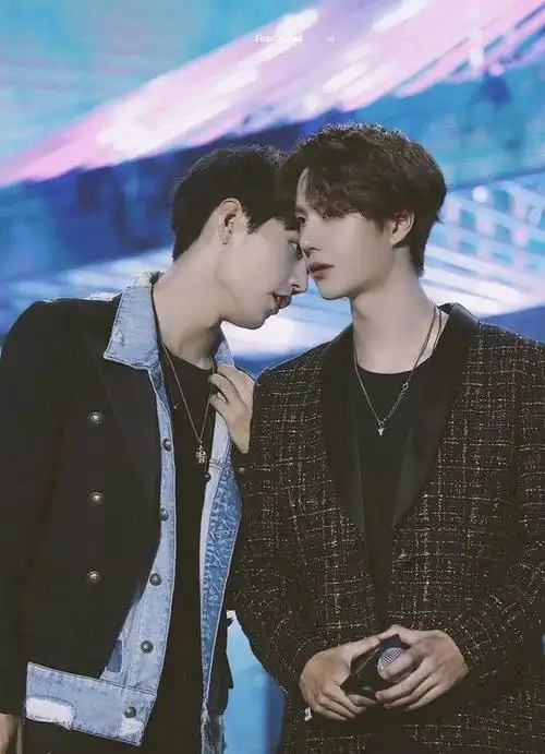 肖战喂王一博吃东西,谁注意到一博的眼神?网友:暴露真实关系!