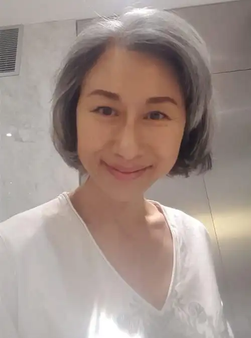 叶倩文迎60岁生日,首晒满头白发照,称希望粉丝接受她的皱纹白发