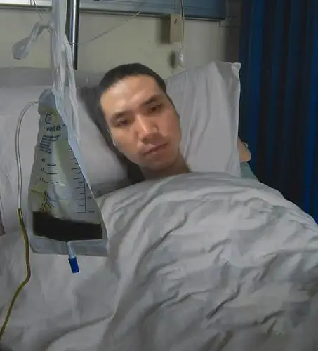 请大神们把相片p到病床上