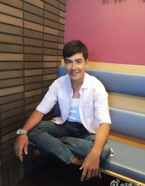 原创可米小子王传一首曝宝宝正面照,表情呆萌,配文调侃女儿"肥美"