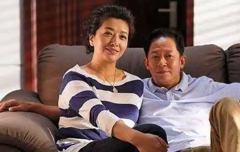 江珊一家近照,小15岁老公颜值比前夫还帅_闺女_长相_表面