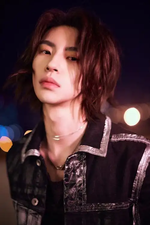 小鬼王琳凯超话破光而来,锐利锋芒,沉稳酷炫.