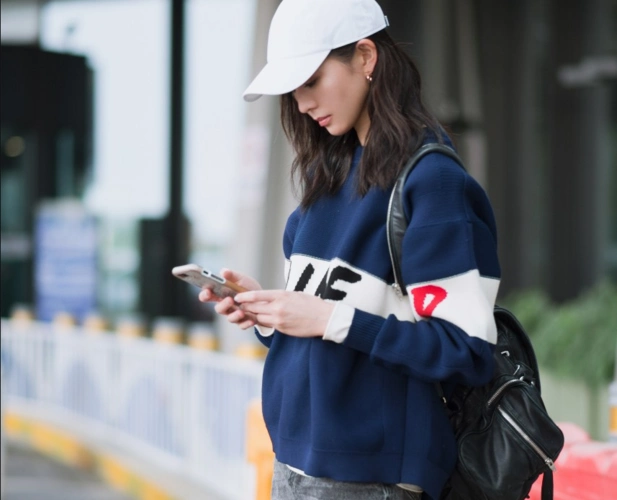 张钧甯针织毛衣搭配牛仔短裙现身机场 休闲感十足尽显长腿优势