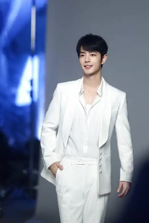 肖战白色西装##肖战工作室发了肖战工作碎片