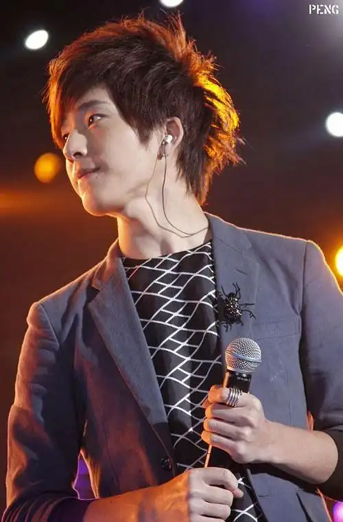 井柏然小鲜肉时期照片,白敬亭可以进来笑了