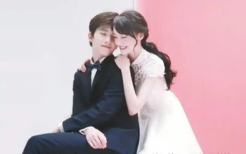 郑爽只和两个男人拍过婚纱照一次可爱一次成熟你更喜欢哪一款