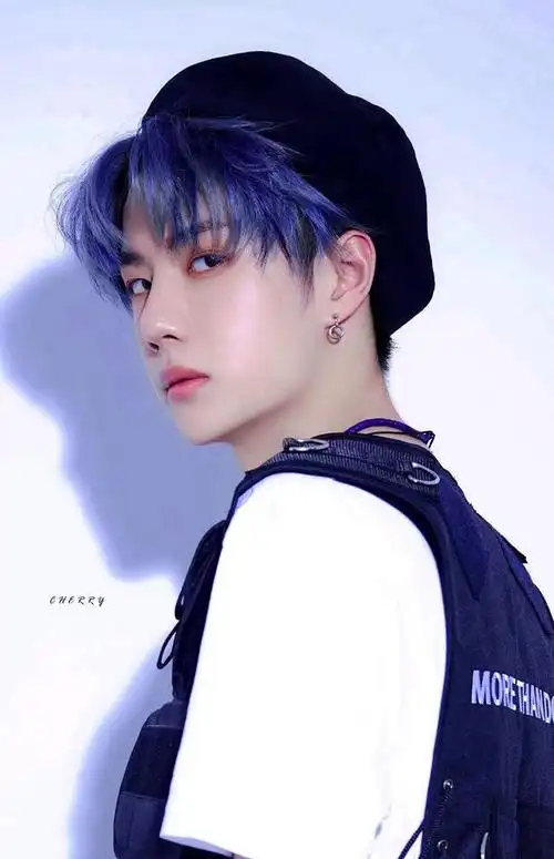 王一博白金发色街拍路透,一瞬梦回白牡丹,势必惊艳巴黎时装周