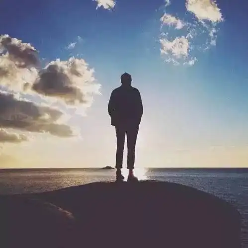 男生头像日出背影 - 可爱男生头像!