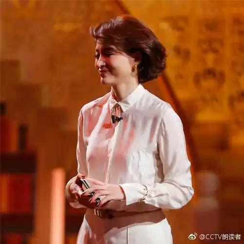 盘点董卿主持《朗读者》美丽瞬间 网友点赞"女神"