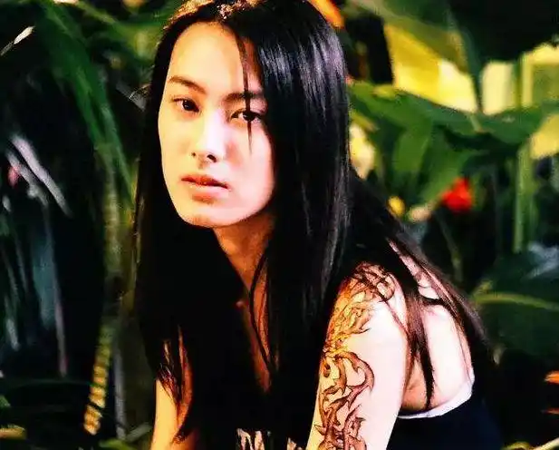 30岁梁洛施复出面容消瘦疑患厌食症被骂小三十年未婚生3子惨遭豪门