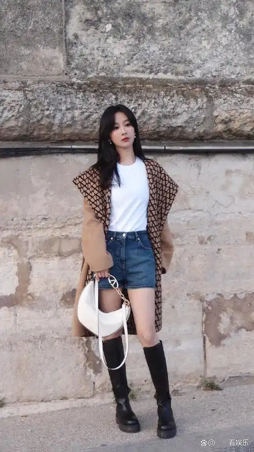 杨紫巴黎街拍大片释出 着双面大衣解锁初秋美拉德穿搭