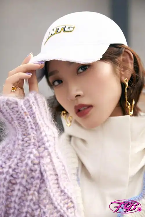 fb the 10th issue#唐艺昕超话look4@唐艺昕身穿杏色防风外套搭配