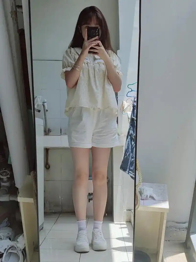 夏天已经来了对吧#大学生穿搭 #155小个子女生 #对镜拍  - 抖音
