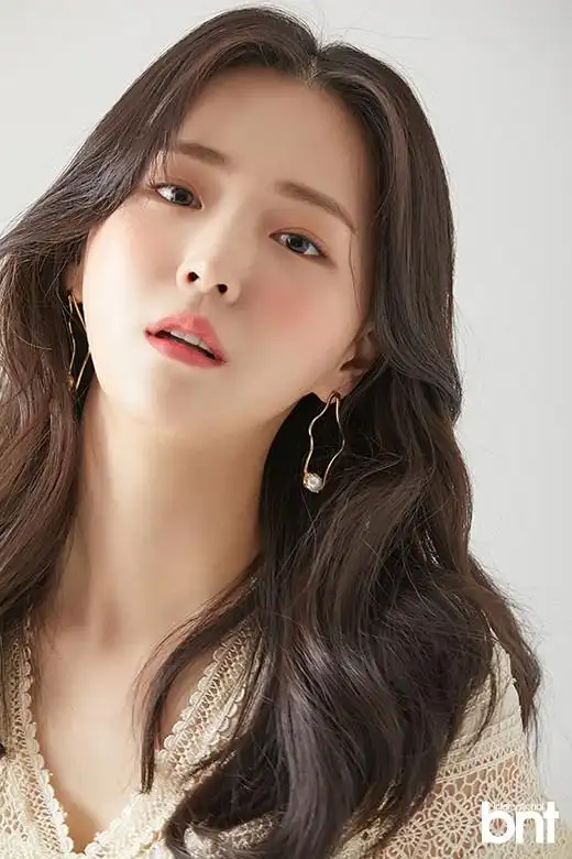 韩国女艺人金智恩最新杂志写真曝光