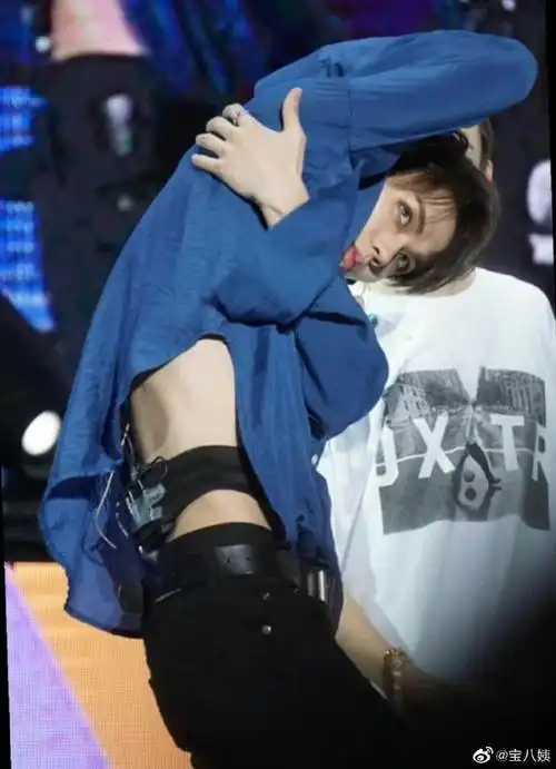 夏天到了,又是可以看到小橘林彦俊露腹肌的季节了@林彦俊#林彦俊原来