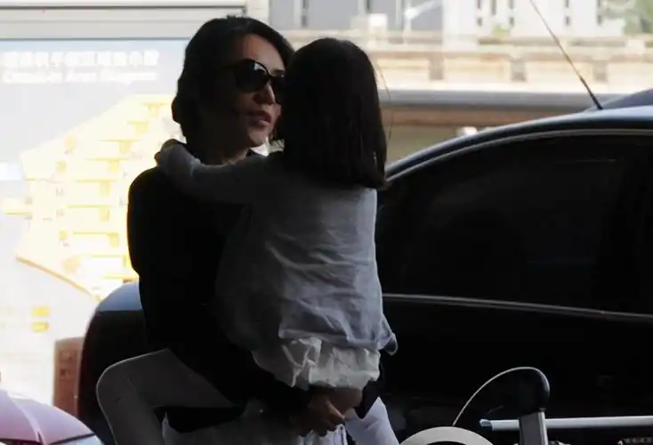 王千源一家三口同框,妻子身材高挑气质出众,女儿长腿吸睛很时尚