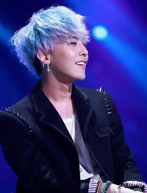 原以为杨洋的雾霾蓝发型是巅峰,直到看到权志龙,是王者无疑