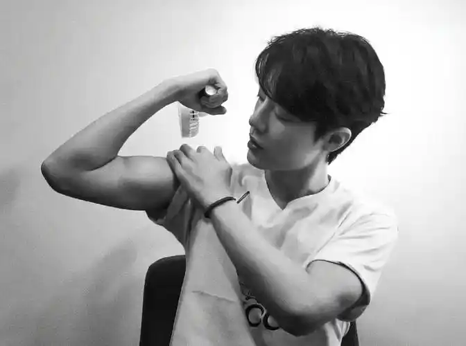 肖战为了新角色在疯狂撸铁训练完会变成超级肌肉男吗