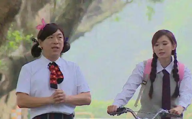 加上黄渤这经常有在娱乐圈男扮女装的事情,若不是图中这位女士拥有一