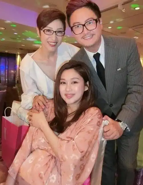 怀孕7个月最美人妻岑丽香晒性感照终于公开孩子性别