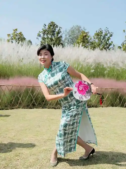 芦苇荡,粉黛乱子草惊艳了秋,美哭了你 旗袍秀