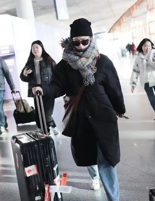 倪妮眉头紧皱走机场,黑色羽绒服配格纹围巾,嘟嘴卖萌太可爱_时尚_气质