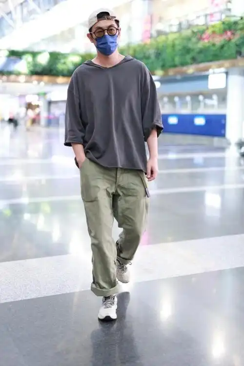 朱亚文着灰色连帽t恤从上海飞往北京反戴棒球帽痞帅有型