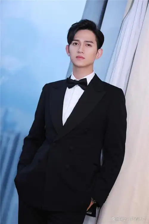 当他们换回现代装反而没有那么亮眼了,比如焦恩俊