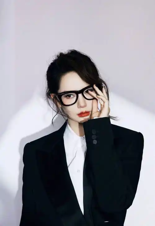 戚薇黑色西装霸气写真_活动_身材_风格