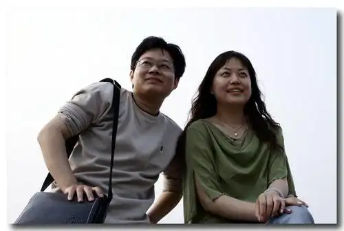 《青年男女合影》